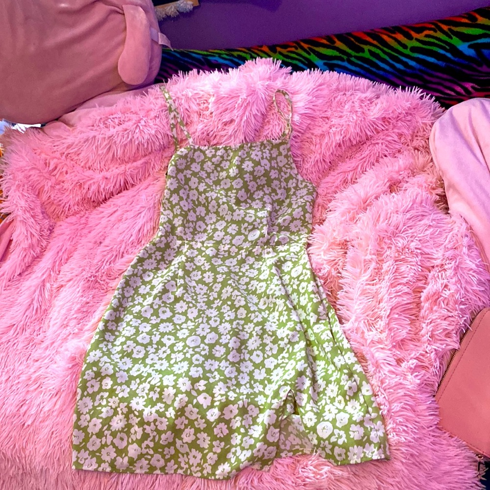 Hii im selling a cute small green flower dress i hope you love it<